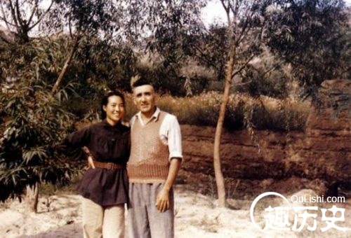 　　1944年，苏菲与马海德在延安枣园合影