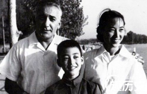 　　这是五十年代初的马海德、苏菲和儿子幼马