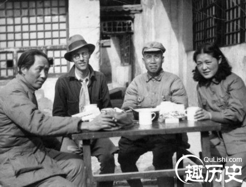 　　吴光伟和毛泽东等人的合影