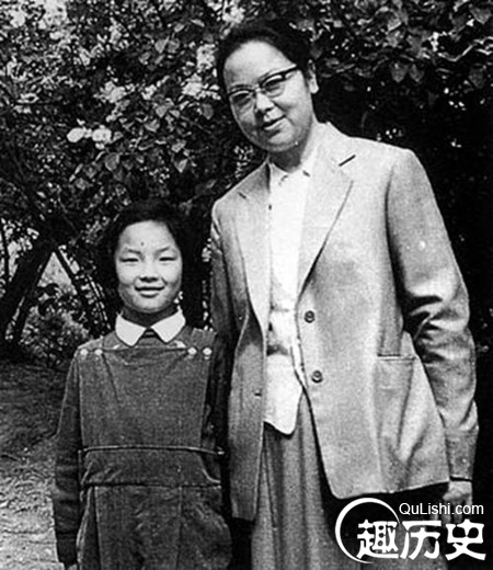 　　图为李南央8岁时与母亲范元甄合影