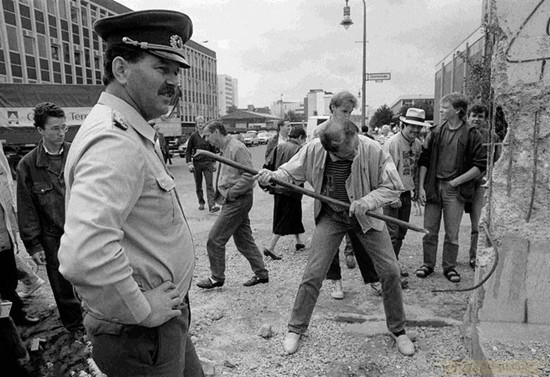 纪念柏林墙倒塌25周年:柏林墙两边的那些老照片