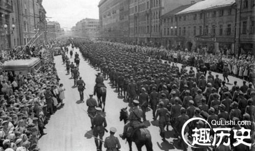 德军战俘竟是如此通过莫斯科的!像是在阅兵一
