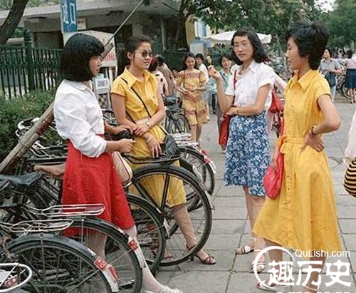 50至90年代的流行服装:的确良衬衫、列宁装
