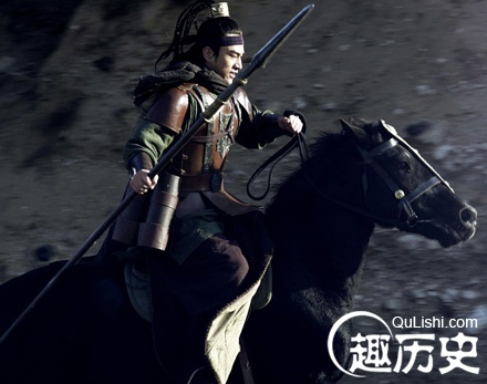 在《水浒传》中宋江为什么轻张清而重用董平?