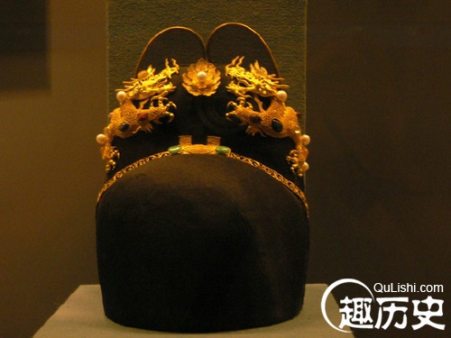 废弃了元朝的服制,并根据汉族人民的习俗,将服饰制度重新规定.