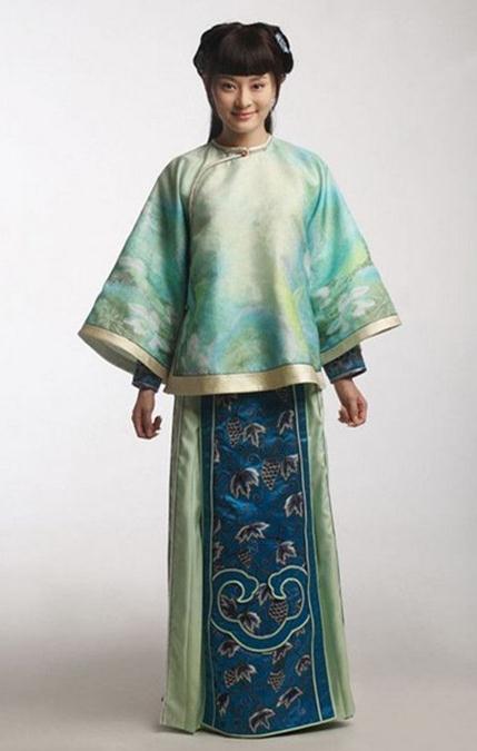 清代在中国服装史上是一个较为特殊的历史时期,它以满族的服饰装束为主,具有典型的北方游牧民族特色,这是清王朝统治者用暴力和禁令强制人们改冠易服的结果,致使中国古代服装在最后一个封建朝代发生了重大的变异。历时数千年的宽袍大袖,拖裙盛冠,潇洒生动,纤弱柔美的的汉族传统遭到破坏和变革。