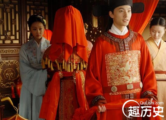 薛宝钗如何度过尴尬的新婚之夜的?薛宝钗与贾宝玉