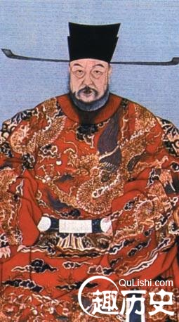 明朝服饰:明代官吏织金蟒袍_比利网 展角幞头,取自唐代的巾,但有硬盔,并以铁线为硬展脚,脚长一尺二寸,须有职之人,在朝堂上穿公服者所戴。蟒服是一种皇帝的赐服,穿蟒服要戴玉带。蟒服与皇帝所穿的龙衮服相似,本不在官服之列,而是明朝内使监宦官、宰辅蒙恩特赏的赐服。获得这类赐服被认为是极大的荣宠。(蟒与龙相似,惟独爪有所不同。龙是五爪,蟒是四爪。明朝只有皇帝和其亲属可穿五爪龙龙纹服,明朝后期有的重臣权贵也穿五爪龙衣,但称为蟒龙。) 明代官吏织金蟒袍 免责声明:以上内容源自网络,版权归原作者所有,如有侵犯您的原创版权请告知,我们将尽快删除相关内