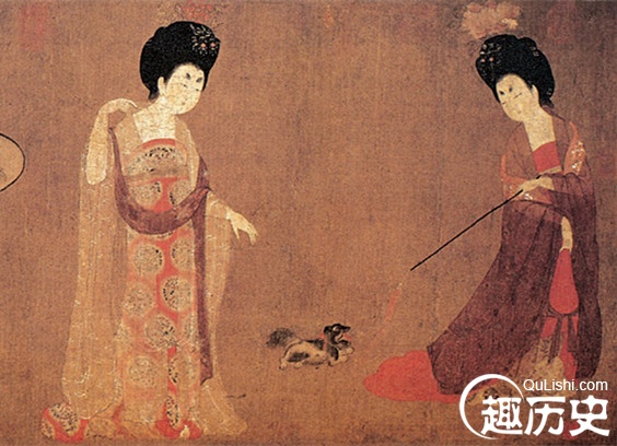 唐代妇女配饰种类丰富,型制华美,色彩绚丽,常见的有钗、簪、步摇、钿、栉具几大类,其中,钗和簪最普遍。 唐代簪花风尚驰名中外。敦煌莫高窟唐代壁画上的妇女,头上簪有数朵美丽的鲜花。著名的唐代《簪花仕女图》中的五位妇女,身披轻纱,头绾高髻,髻上簪有特大的花朵。有的簪真花,有的簪假花。唐代杨国忠任右丞相时,杨式兄妹极端奢侈。杜甫的《丽人行》中记载:头上何所有?