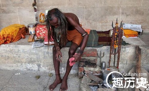 摄影师拍摄印度苦行僧的神秘生活