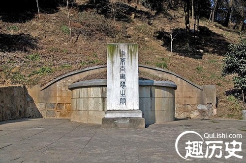 太史慈墓位于江苏镇江市北固山中峰南麓,墓高1.